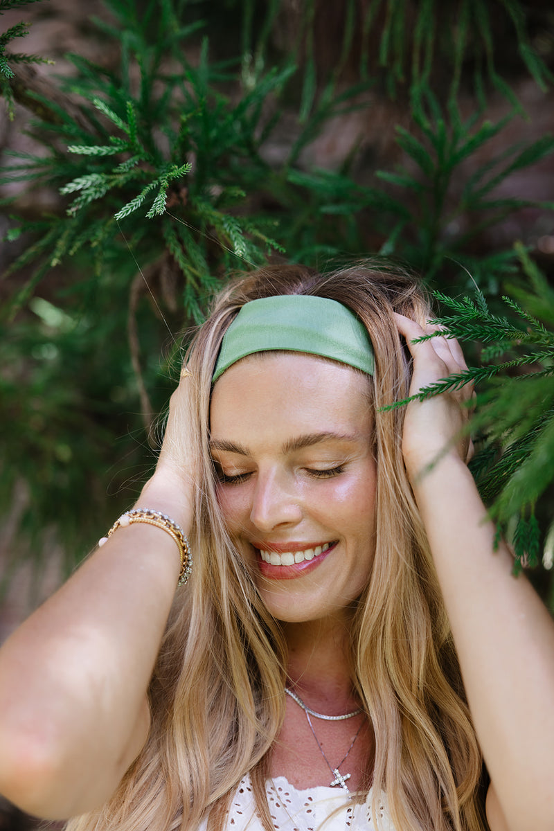 KOOSHOO unisex twist headband watercress green. Certified organic cotton, non toxic dyes, ethically manufacturer and plastic-free packaging #color_watercress-green