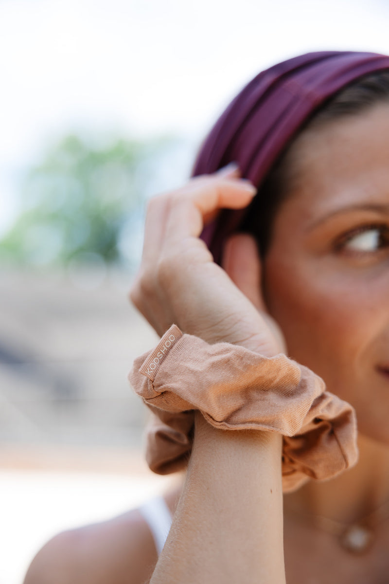 KOOSHOO organic cotton scrunchie in macchiato brown on the wrist #color_macchiato-brown