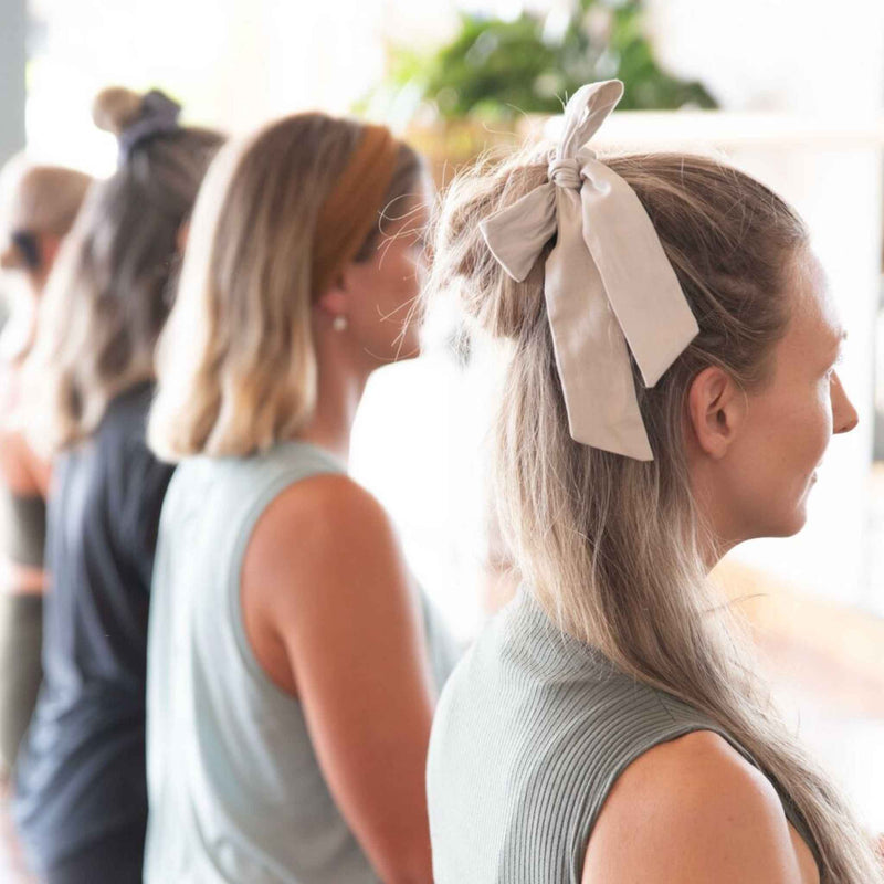 organic cotton bow for hair in neutral light gray #color_pumice-stone