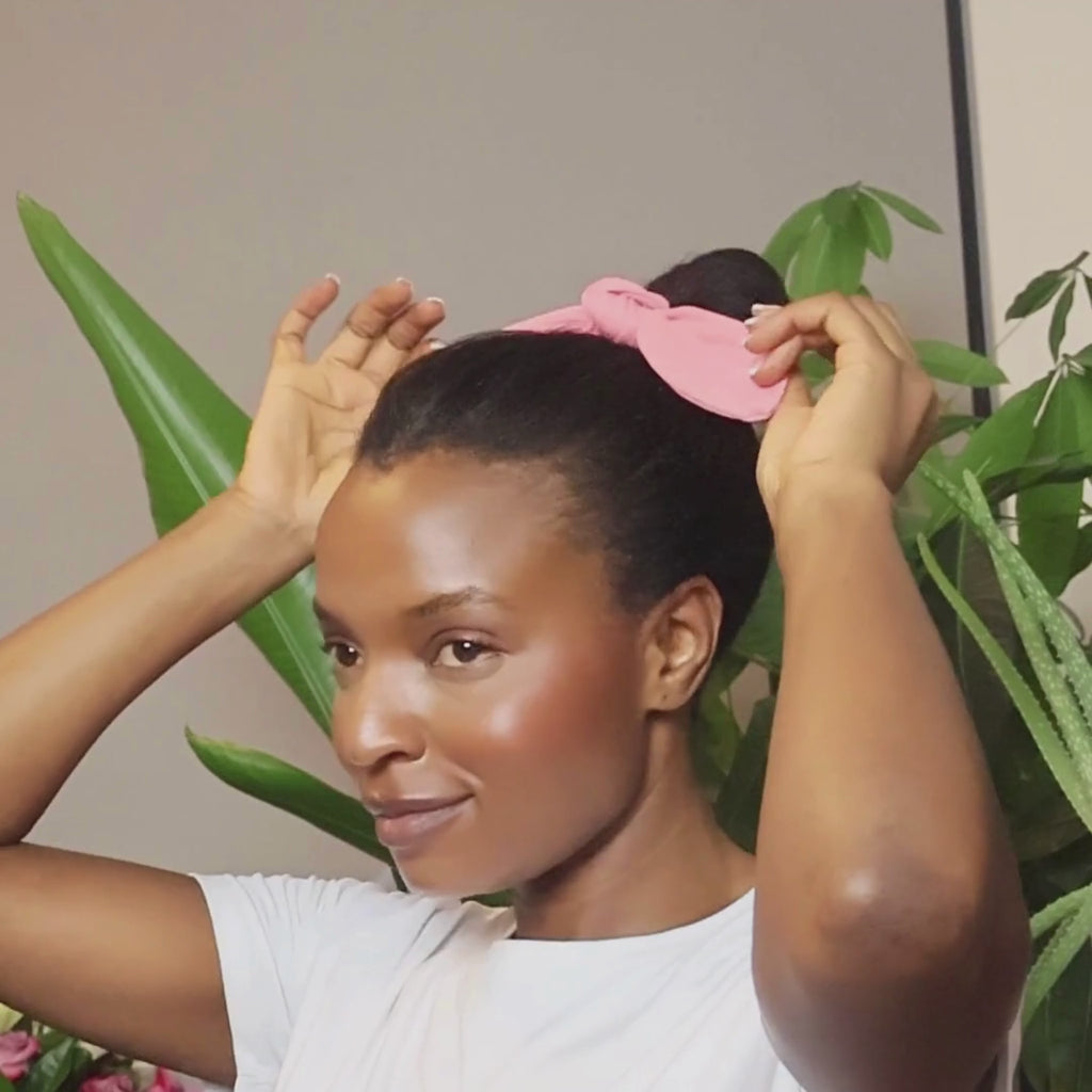 how to wear bow scrunchie #color_flamingo