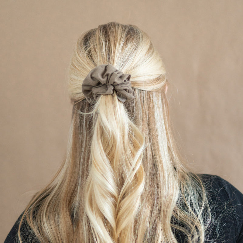 KOOSHOO plastic-free scrunchies in blush walnut. Light brown colored scrunchie in blonde half up half down hair style with soft curls #color_blush-walnut