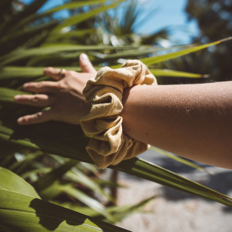 KOOSHOO organic cotton scrunchies on wrist #color_gold-sand