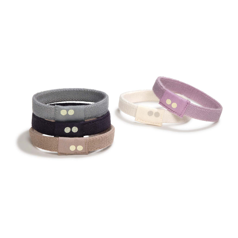 KOOSHOO plastic-free hair ties in silver, for gray hair. Consciously created and in 5 different colors. Navy blue, violet, light brown, gray and white #color_silver-shades